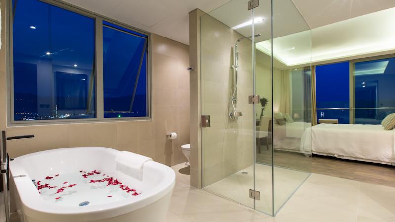 khach-san-a-la-carte-da-nang-beach-19-800x450